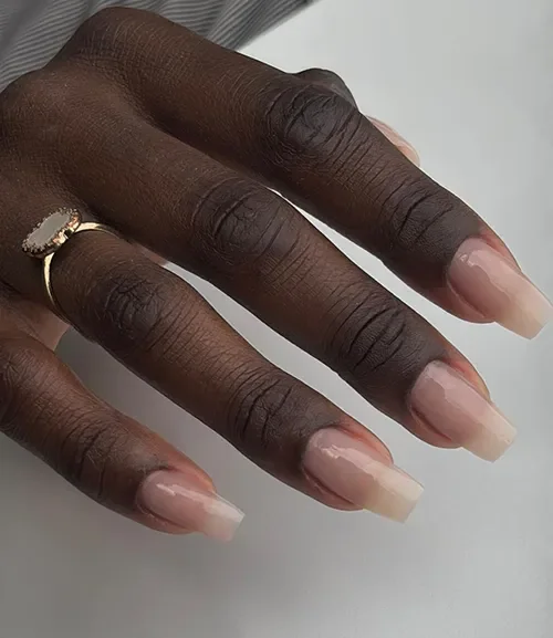 Unhas alongadas com acabamento natural