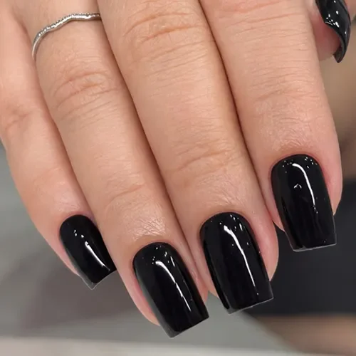Unhas com esmaltação preta