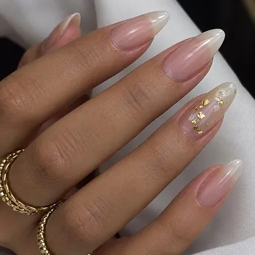 Unhas alongadas com detalhe dourado