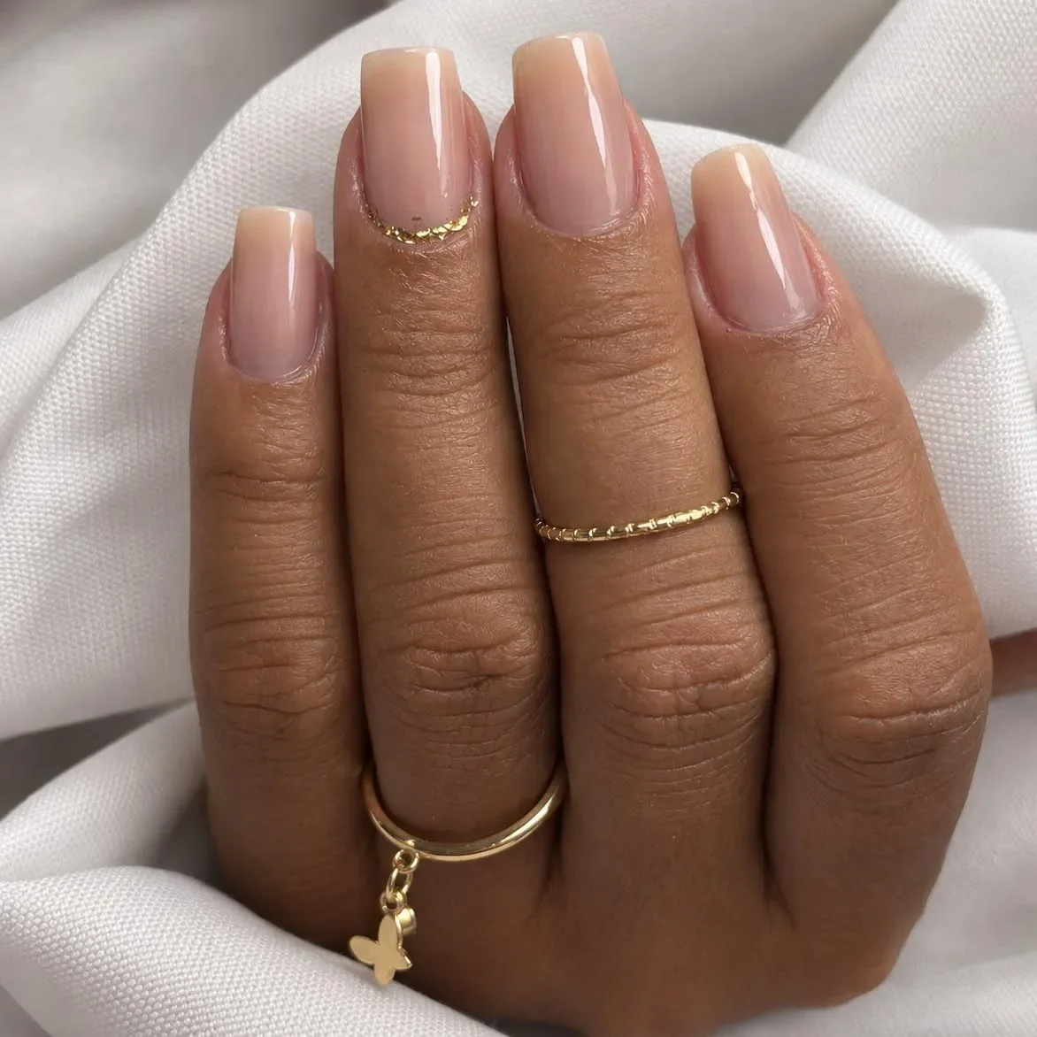 Unhas nude com detalhe dourado