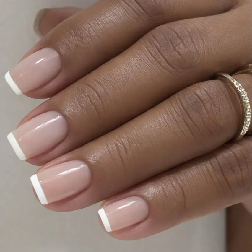 Unhas com francesinha delicada